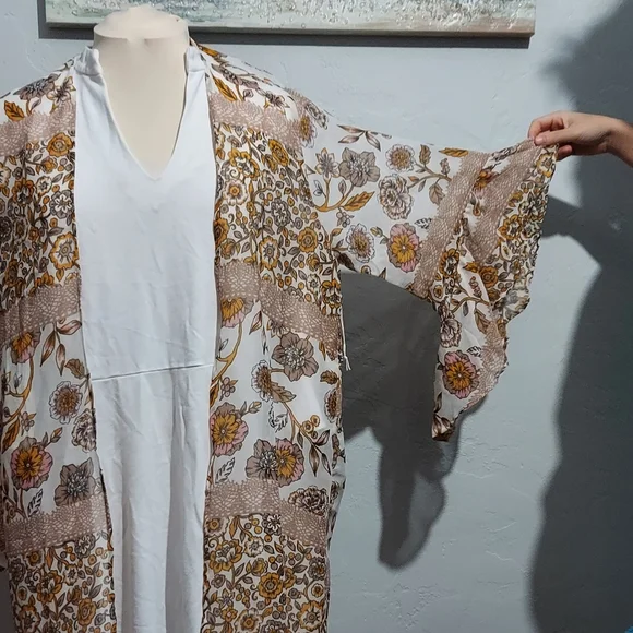 Live 4 Truth Peachy Floral design 1X - Picture 3 of 9